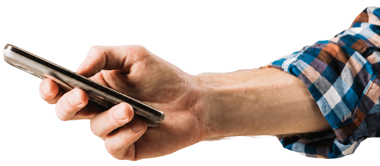 Mão de produtor rural segurando celular no campo